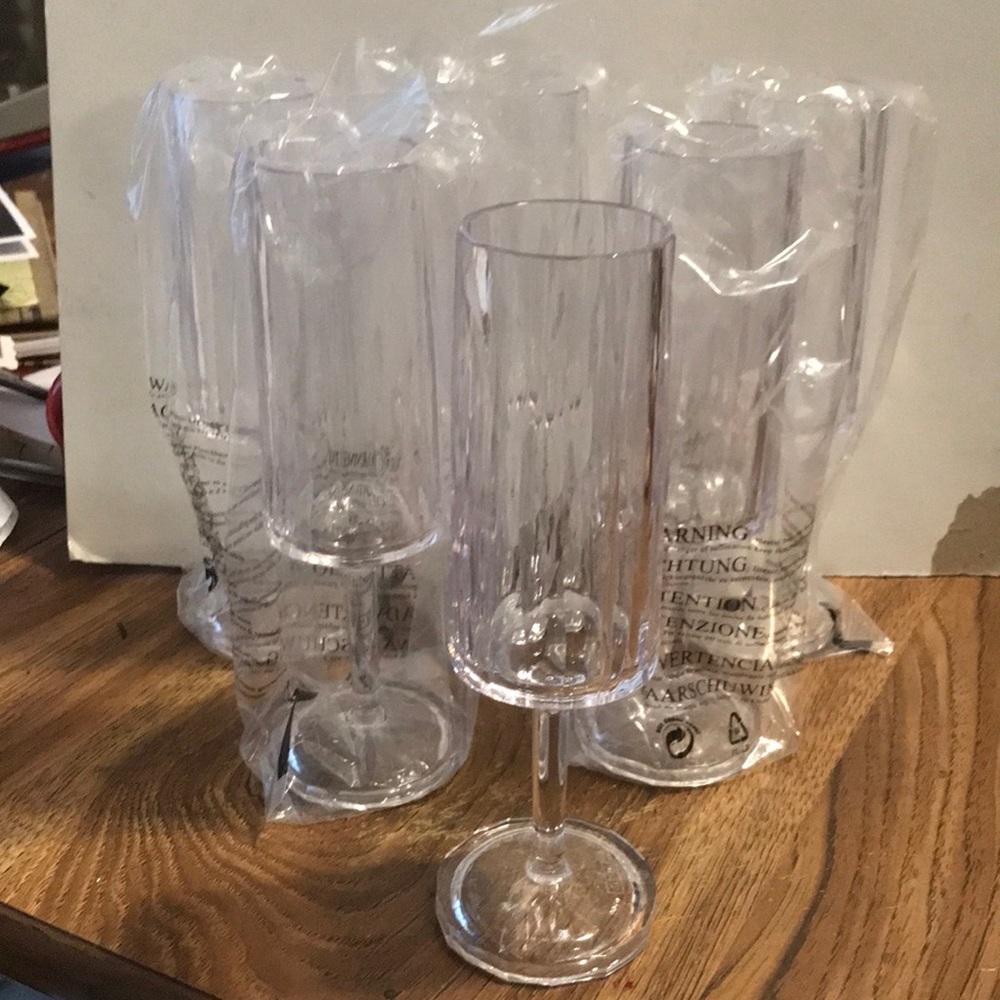 NWT. set of 6 unique champagne flutes made in Germany n is called Super Glass